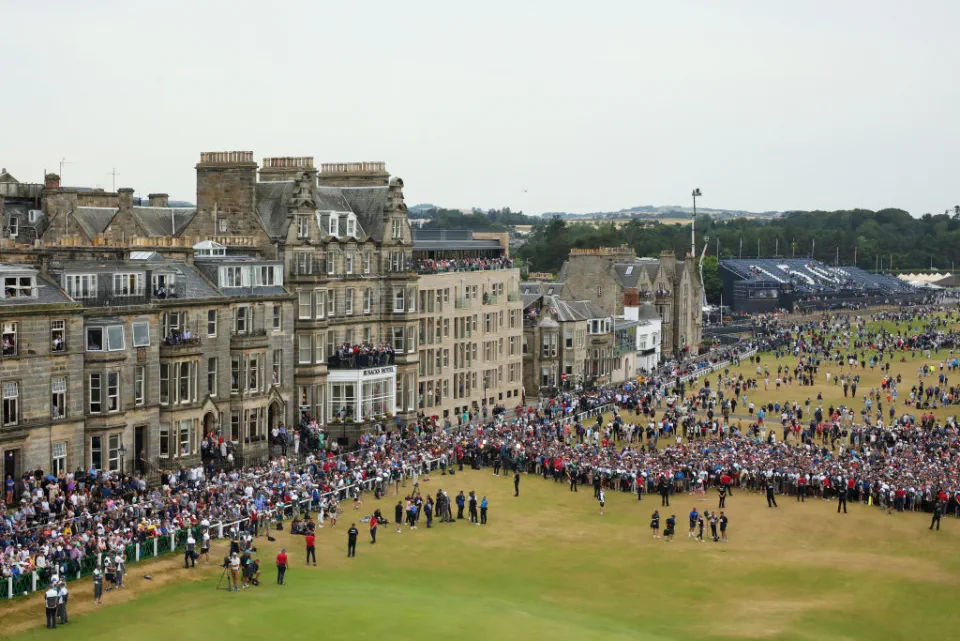 st andrews 18th spectators